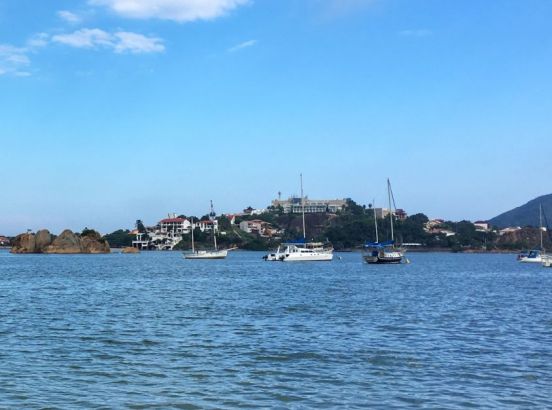 Vista da Ilha do Frade e embarcações ancoradas