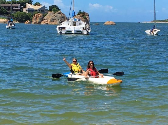 Remando no caiaque Nautifibra de duas pessoas