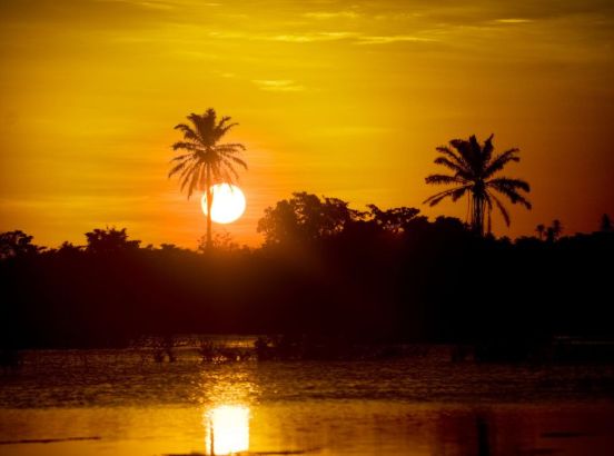Sunset over the Itaúnas River - Por Leonardo Merçon da Wikimedia Commons