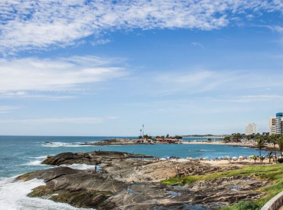 Rochas de Guarapari e Praia - Por Masajualves (Obra do próprio) [CC BY-SA 4.0 (https://creativecommons.org/licenses/by-sa/4.0)]