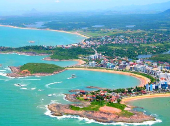 Vista aérea das praias da Enseada Azul, da direita para a esquerda está a Praia de Guaibura, no meio a Praia de Peracanga seguida pela Bacutia e Meaípe.