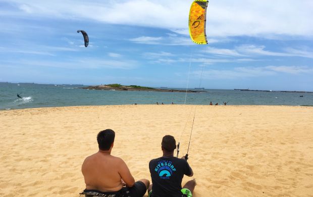 Aluno durante aula prática na praia - Escola de Kitesurf Itapoã