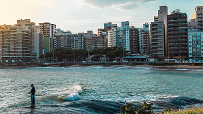 Cidade de Guarapari vista da praia