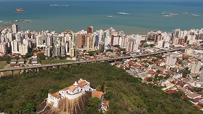 Vista aérea de Vila Velha e convento da penha